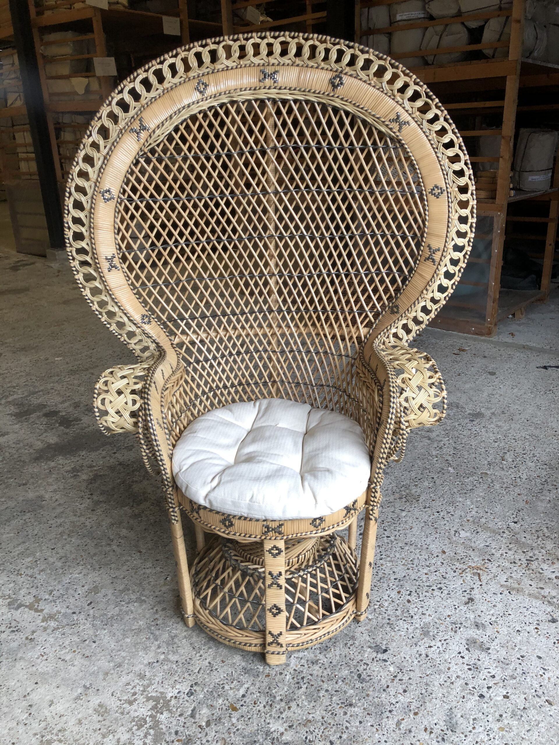 Troonstoel met kussen, de enige echte peacock chair - Afbeelding 2